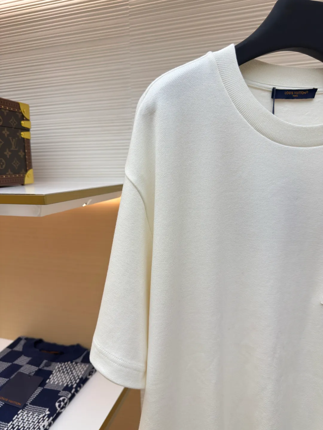 LOUIS VUITTON Pocket jacquard short sleeves ●Authentic product: purchased and developed for 8500 ●Item number: 1680117-A35 ●Fabric: pure cotton fabric ●Technology: jacquard knitting ●Version: fitted version ●Weight: about 345 grams ●Size: XS-S-M-L ●Description: Use 18-needle upper and lower cotton jacquard knitted fabric, weight 300g. Disassemble the original version to analyze the type of machine for yarn parameters. Manually count the needles and draw the pattern. The jacquard fabric is woven by Fukuda machine imported from Japan. The solid color part uses an 18-needle double-sided jacquard machine to weave the pique fabric. The jacquard and solid color fabrics are proportioned according to the amount of each piece. The two fabrics are the same The vat dyeing ensures that there is no color difference in the finished fabric. Overflow vat rope dyeing is used. The edge of the finished fabric is over-positioned and the weft adjuster is used to adjust the weft and slant to ensure that the pattern of the finished fabric is consistent with the size of the Y version. The front + sleeves are made of solid pique fabric, and the back pocket is made of jacquard fabric. The pocket letters are centered and positioned to take out the pieces. The thread is made of 40s double-ply cotton yarn and the flat collar is woven on a horizontal machine. The overall wiring is straight and delicate, the fabric is comfortable and soft, and the color is consistent without color difference. It can be matched with the same style to create a fashionable look and control various occasions. Customized accessories, complete with three standards, same style for men and women!